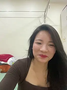 Bee Yellow00 online show from 7, 5, 2026