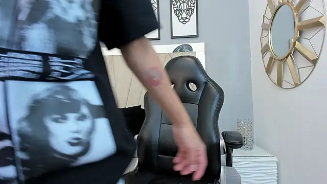 Snapshot of adams_bobby chatting on 28, 11, 2025 adams bobby online show from 28, 11, 2025