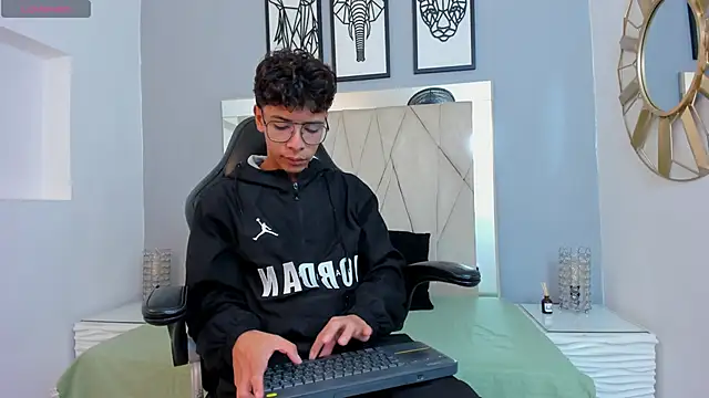 Snapshot of adams_bobby chatting on 30, 11, 2025 adams bobby online show from 30, 11, 2025