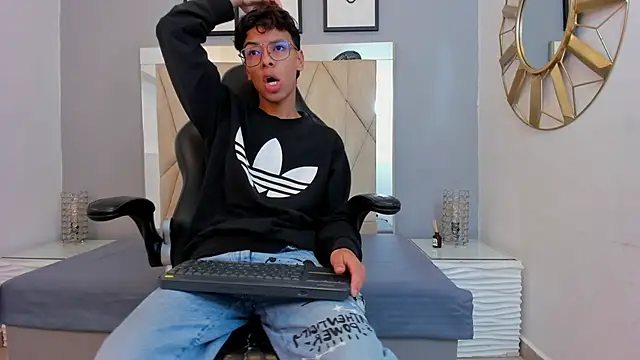 Snapshot of adams_bobby chatting on 2, 12, 2025 adams bobby online show from 2, 12, 2025