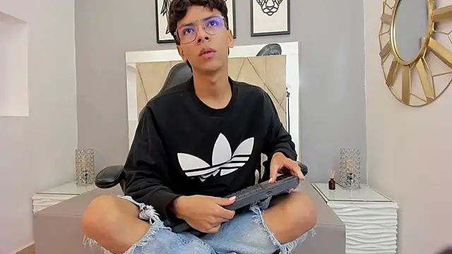 Snapshot of adams_bobby chatting on 4, 12, 2025 adams bobby online show from 4, 12, 2025