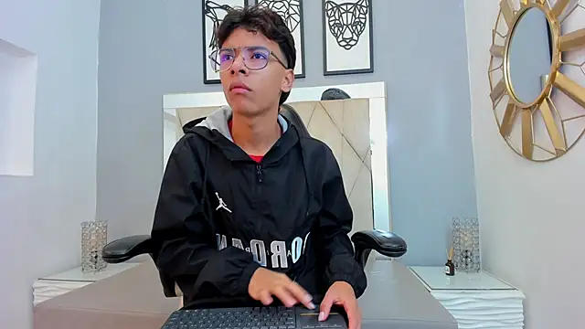 Snapshot of adams_bobby chatting on 14, 12, 2025 adams bobby online show from 14, 12, 2025