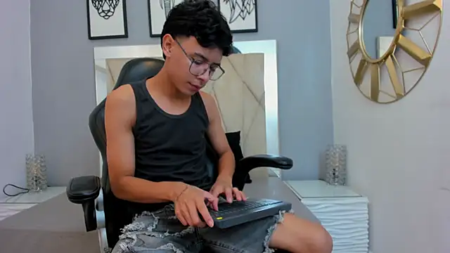 Snapshot of adams_bobby chatting on 5, 3, 2026 adams bobby online show from 5, 3, 2026