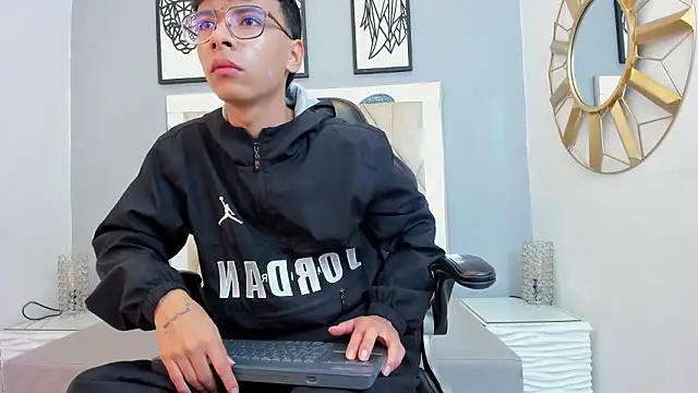 Snapshot of adams_bobby chatting on 8, 3, 2026 adams bobby online show from 8, 3, 2026