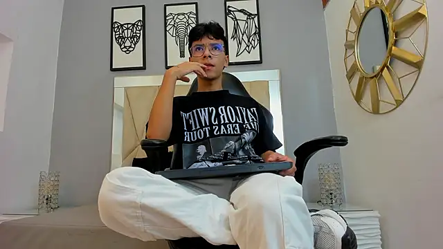 Snapshot of adams_bobby chatting on 14, 3, 2026 adams bobby online show from 14, 3, 2026