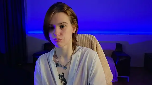 LoraPuffs online show from 9, 6, 2026