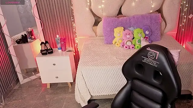 MAIILY TAY online show from 7, 2, 2026