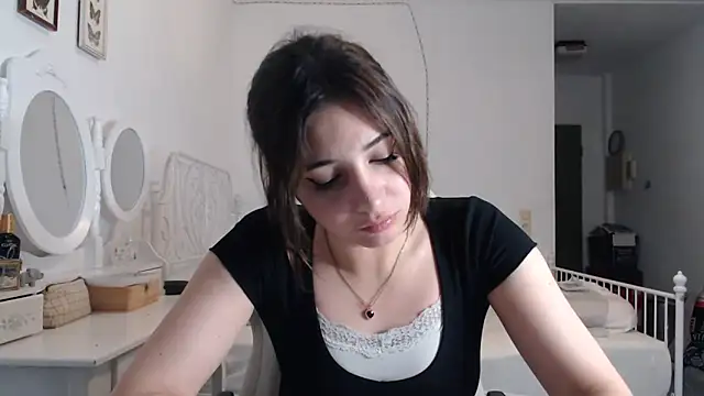Snapshot of bellefleurrr chatting on 18, 6, 2026 bellefleurrr online show from 18, 6, 2026