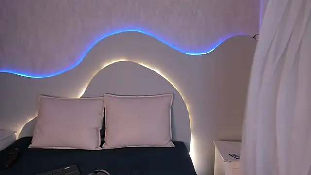 EmiliClarke online show from 6, 1, 2026