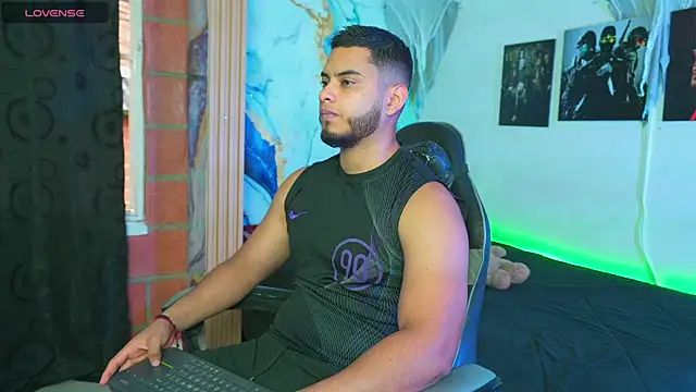 Tiler wolker online show from 6, 11, 2025