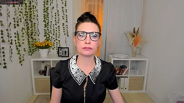 Evanessa Johns online show from 28, 4, 2026