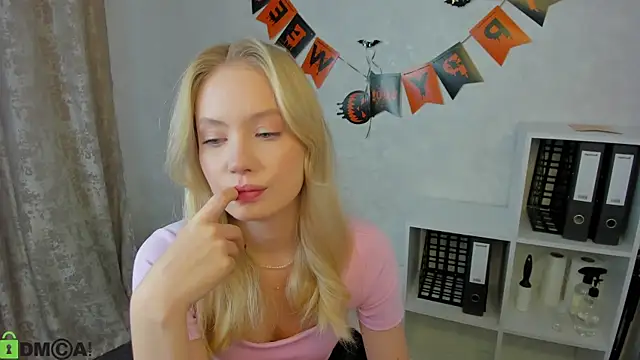 Melanie Ryer online show from 29, 10, 2025