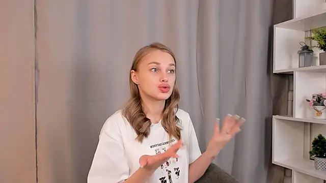 SlyviaCrapo online show from 30, 10, 2025