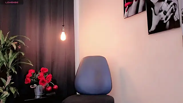 Flor Gil online show from 4, 12, 2025