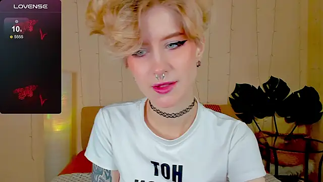 Snapshot of Angel_Julles chatting on 8, 11, 2025 Angel Julles online show from 8, 11, 2025