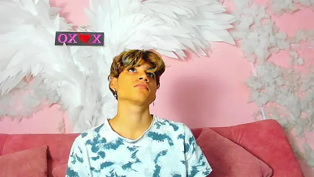 Snapshot of Leo_Glow chatting on 29, 11, 2025 Leo Glow online show from 29, 11, 2025