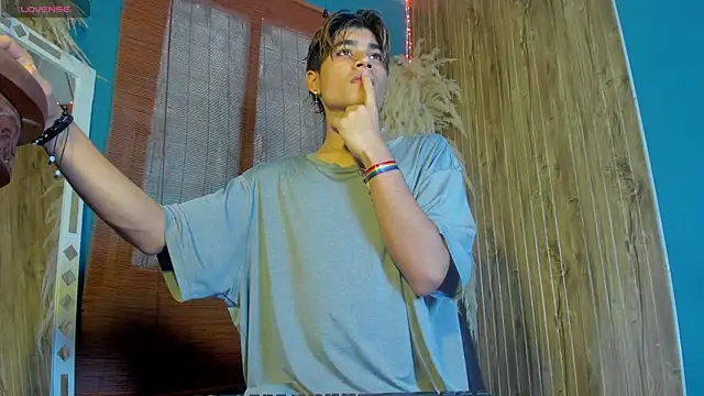 Snapshot of Leo_Glow chatting on 3, 12, 2025 Leo Glow online show from 3, 12, 2025