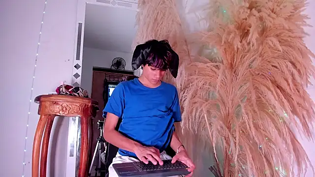 Snapshot of Leo_Glow chatting on 4, 3, 2026 Leo Glow online show from 4, 3, 2026