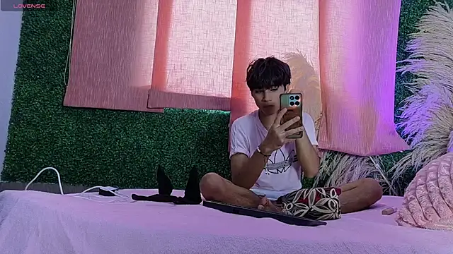 Snapshot of Leo_Glow chatting on 5, 3, 2026 Leo Glow online show from 5, 3, 2026