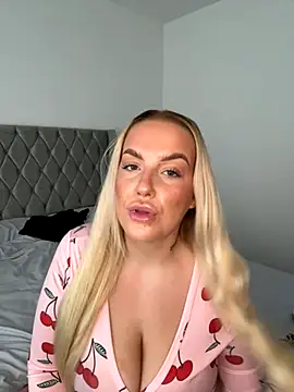 Snapshot of LeahLovexx chatting on 3, 11, 2025 LeahLovexx online show from 3, 11, 2025