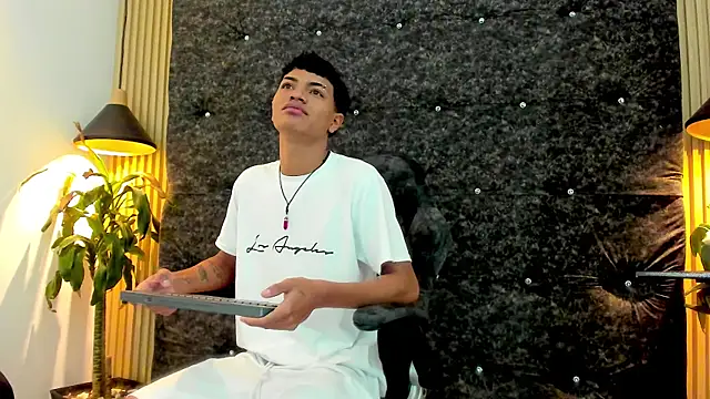 Snapshot of Yilmer_hot chatting on 3, 11, 2025 Yilmer hot online show from 3, 11, 2025