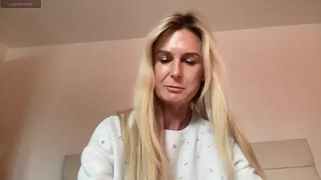 Alexis Newick online show from 6, 11, 2025