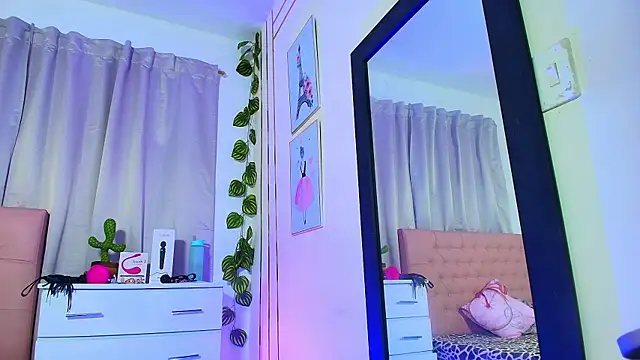 Snapshot of Lulu_swarts chatting on 8, 5, 2026 Lulu swarts online show from 8, 5, 2026