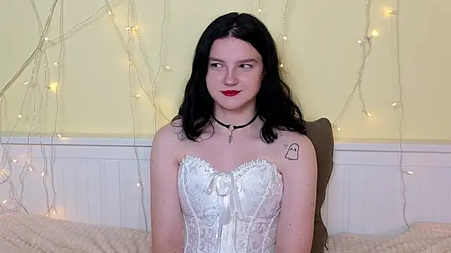 LatinaHuguenin online show from 17, 11, 2025