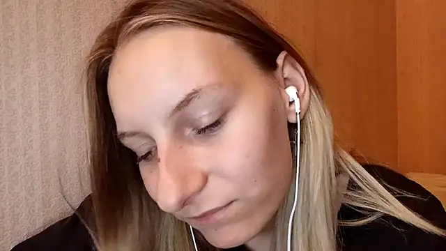 Snapshot of laytafltsmile chatting on 4, 11, 2025 laytafltsmile online show from 4, 11, 2025