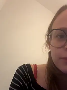 YoungNoraa online show from 5, 11, 2025