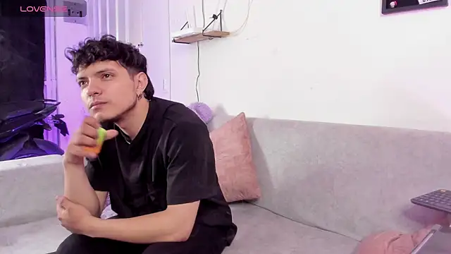 Snapshot of MidNightTouch-21 chatting on 19, 11, 2025 MidNightTouch-21 online show from 19, 11, 2025