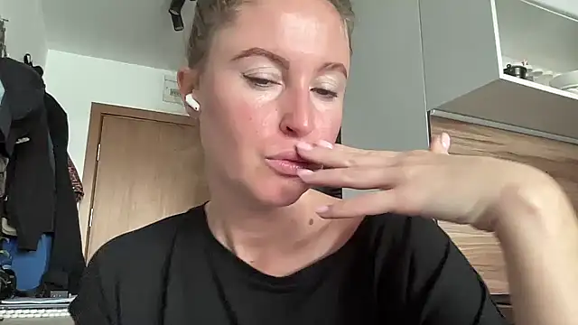 Snapshot of Ameli8 chatting on 9, 11, 2025 Ameli8 online show from 9, 11, 2025