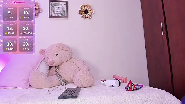 Nyra lux16 online show from 4, 12, 2025