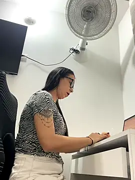 Snapshot of Vicky_ro chatting on 18, 11, 2025 Vicky ro online show from 18, 11, 2025