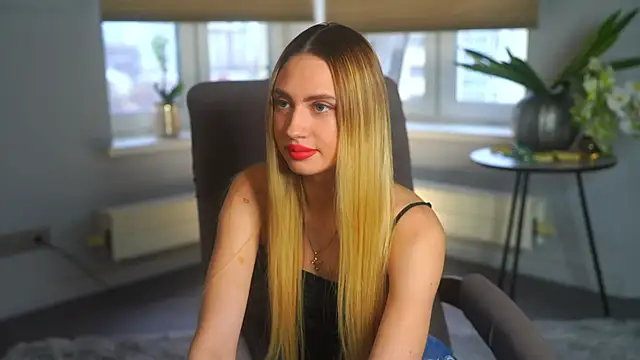 Snapshot of FreidaLerew chatting on 8, 11, 2025 FreidaLerew online show from 8, 11, 2025