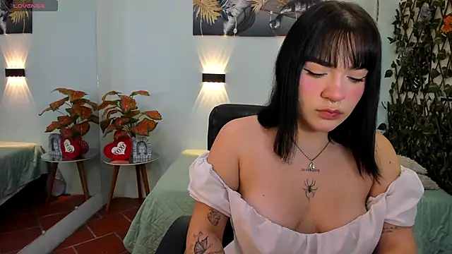 Snapshot of pixie_kat chatting on 8, 11, 2025 pixie kat online show from 8, 11, 2025