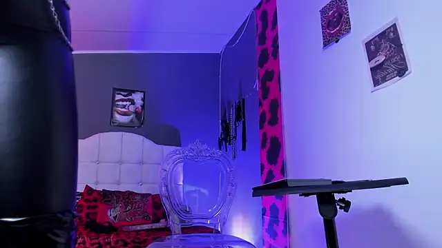 Halley Ravenn online show from 26, 11, 2025