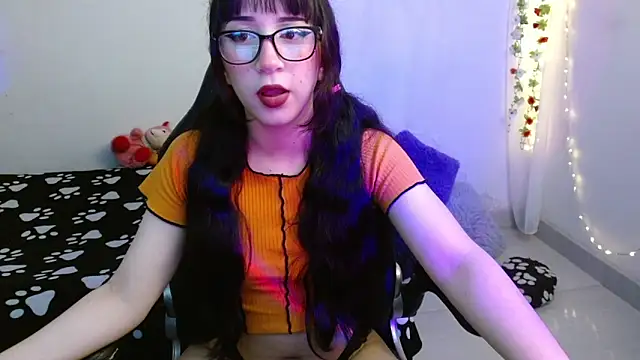 Snapshot of violetasweettt chatting on 11, 11, 2025 violetasweettt online show from 11, 11, 2025