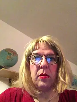 Snapshot of simone_xdressing chatting on 2, 11, 2025 simone xdressing online show from 2, 11, 2025