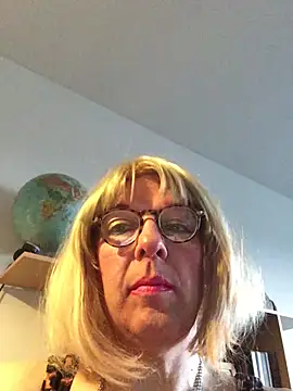 Snapshot of simone_xdressing chatting on 15, 3, 2026 simone xdressing online show from 15, 3, 2026