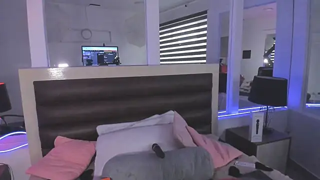 LaurenSpitz online show from 2, 12, 2025