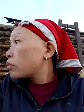 girl-hot2x online show from 18, 12, 2025