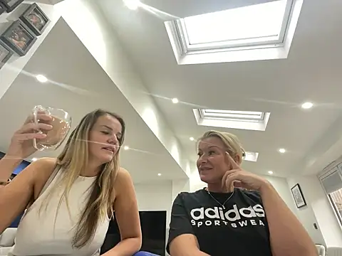 Cutebrowneyes  online show from 12, 11, 2025