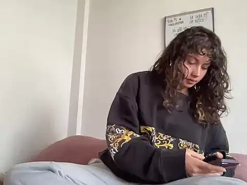 Snapshot of Dreana chatting on 15, 12, 2025 Dreana online show from 15, 12, 2025