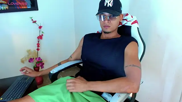 Snapshot of Isaacas_ chatting on 12, 11, 2025 Isaacas online show from 12, 11, 2025