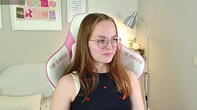 Snapshot of MadisonSmitt chatting on 12, 11, 2025 MadisonSmitt online show from 12, 11, 2025