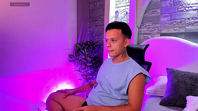 Snapshot of Valentino_moretti chatting on 18, 11, 2025 Valentino moretti online show from 18, 11, 2025