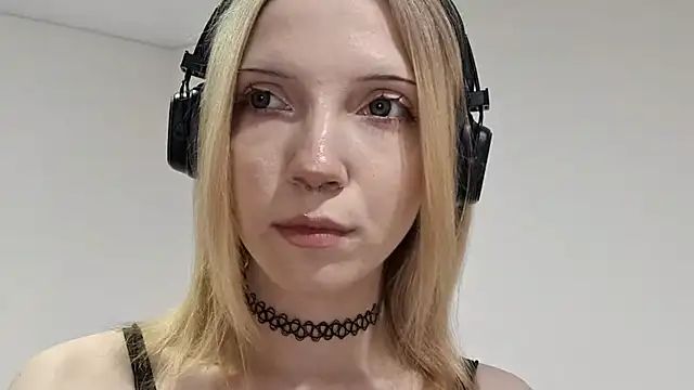 Snapshot of MarcieAragaki chatting on 16, 11, 2025 MarcieAragaki online show from 16, 11, 2025