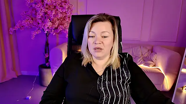 Snapshot of DianaHaworn chatting on 17, 11, 2025 DianaHaworn online show from 17, 11, 2025