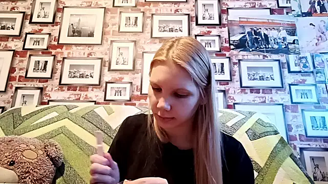 Snapshot of EvieBaggette chatting on 17, 11, 2025 EvieBaggette online show from 17, 11, 2025